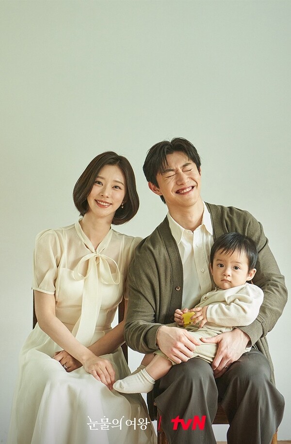 이분들 진짜 사랑이었습니다 '눈물의 여왕' 천다혜(이주빈)·홍수철(곽동연)의 웨딩 사진이 공개됐는데, 눈물 좔좔 흐르는 포인트가 있다