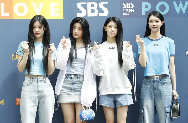 걸그룹 아일릿 민주(왼쪽부터)와 모카, 원희, 윤아가 라디오 '두시 컬투쇼'를 위해 24일 서울 양천구 목동 SBS에 도착해 인사를 하고 있다. 2024.4.24ⓒ뉴스1