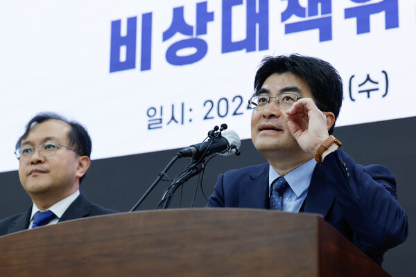 방재승 서울의대·서울대병원 비대위원장(오른쪽)과 배우경 언론대응팀장이 24일 서울 종로구 서울대병원 의과대학에서 기자회견을 하고 있다.