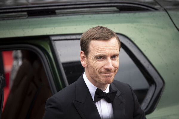 내 눈을 의심 파주에 위치한 간장게장 집에서 나홍진 감독과 함께 포착된 할리우드 스타 정체를 보니, 냅다 심장부터 뛴다