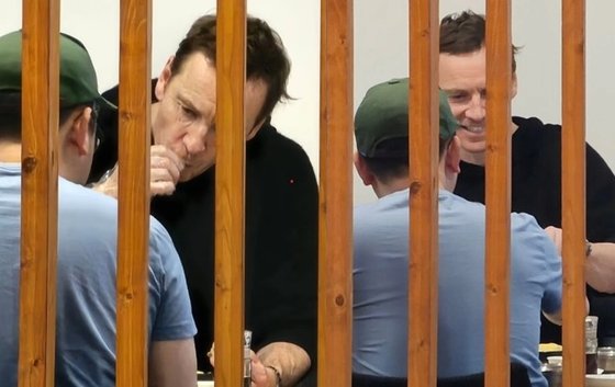 내 눈을 의심 파주에 위치한 간장게장 집에서 나홍진 감독과 함께 포착된 할리우드 스타 정체를 보니, 냅다 심장부터 뛴다