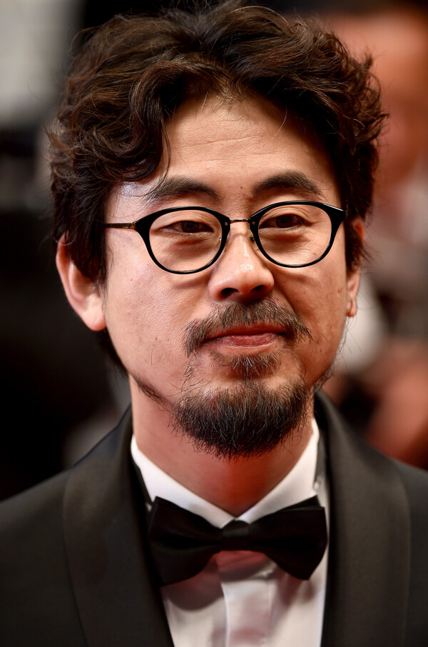 내 눈을 의심 파주에 위치한 간장게장 집에서 나홍진 감독과 함께 포착된 할리우드 스타 정체를 보니, 냅다 심장부터 뛴다