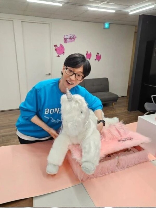 제니가 선물한 유니콘 인형과 유재석 ⓒ안테나 엔터테인먼트