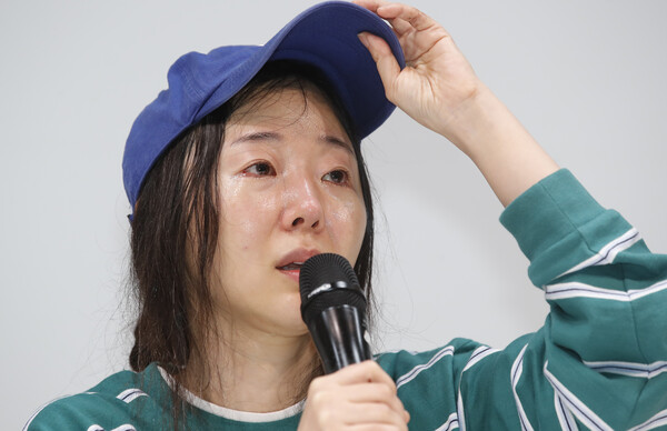 그룹 뉴진스의 소속사 어도어 민희진 대표가 25일 서울 서초구 한국컨퍼런스센터에서 하이브 경영권 탈취 시도와 관련한 배임 의혹에 긴급기자회견을 갖고 눈물을 흘리며 입장을 밝히고 있다. 2024.4.25ⓒ뉴스1