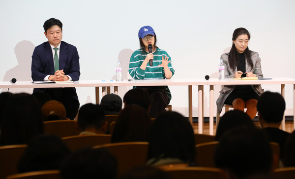 그룹 뉴진스의 소속사 어도어 민희진 대표가 25일 서울 서초구 한국컨퍼런스센터에서 하이브 경영권 탈취 시도와 관련한 배임 의혹에 관한 입장을 밝히는 긴급기자회견을 하고 있다. 2024.4.25ⓒ뉴스1