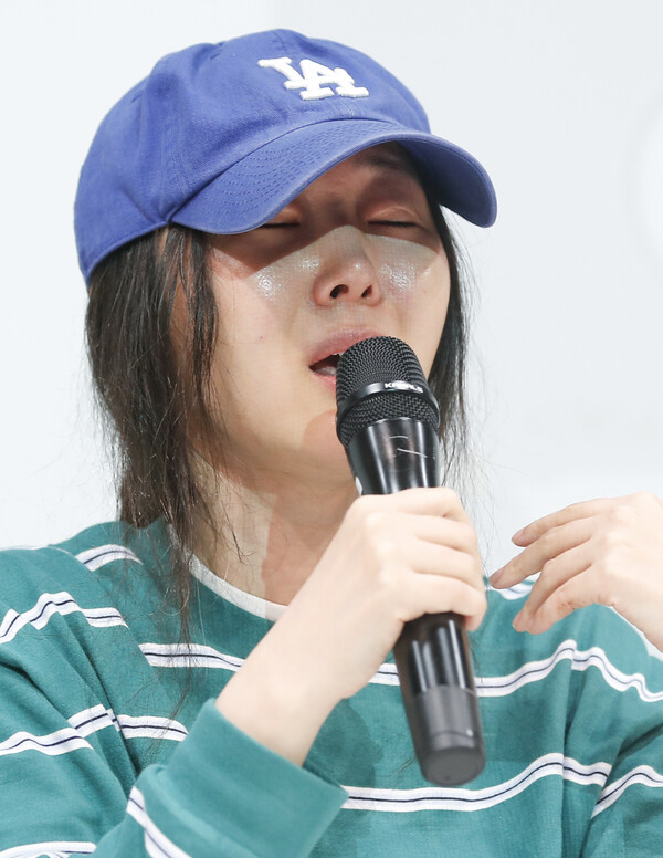 그룹 뉴진스의 소속사 어도어 민희진 대표가 25일 서울 서초구 한국컨퍼런스센터에서 하이브 경영권 탈취 시도와 관련한 배임 의혹에 긴급기자회견을 갖고 울먹이며 입장을 밝히고 있다. 2024.4.25ⓒ뉴스1
