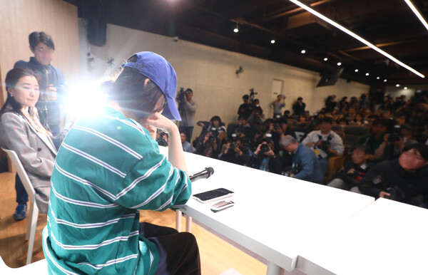 민희진 어도어 대표가 25일 서울 서초구 한국컨퍼런스센터에서 하이브 경영권 탈취 시도와 관련한 배임 의혹에 긴급기자회견을 열었다. 사진은 플래시 세례에 고개를 숙이고 있는 민 대표의 모습. ⓒ뉴스1