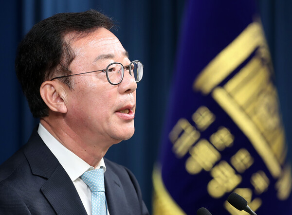 홍철호 대통령실 정무수석이 25일 용산 대통령실 청사에서 윤석열 대통령과 이재명 더불어민주당 대표의 '영수회담' 2차 실무회동 관련 브리핑을 하고 있다.&nbsp;ⓒ뉴스1&nbsp;