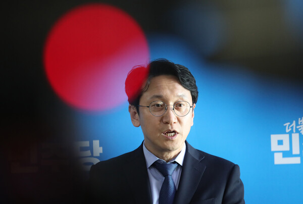 천준호 더불어민주당 당대표 비서실장이 25일 오후 서울 여의도 국회에서 윤석열 대통령과 이재명 민주당 대표의 영수회담 2차 실무회동 결과를 브리핑을 하고 있다. ⓒ뉴스1&nbsp;