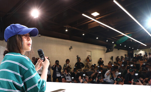 그룹 뉴진스의 소속사 어도어 민희진 대표가 25일 서울 서초구 한국컨퍼런스센터에서 하이브 경영권 탈취 시도와 관련한 배임 의혹에 긴급기자회견을 갖고 있다. (2024.4.25) ⓒ뉴스1