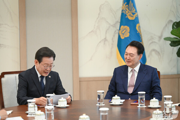 윤석열 대통령이 29일 용산 대통령실에서 열린 영수회담에서 이재명 더불어민주당 대표의 모두발언을 경청하고 있다 .(대통령실 제공) 2024.4.29. ⓒ뉴스1