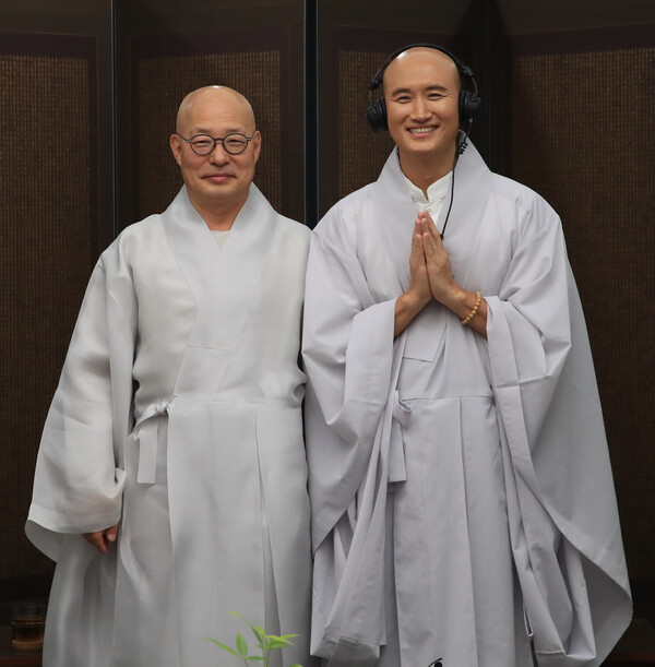 '뉴진스님' 개그맨 윤성호가 30일 오전 서울 종로구 한국불교역사문화기념관에서 대한불교조계종 총무원장 진우스님을 예방하며 기념촬영을 하고 있다. 2024.4.30/뉴스1