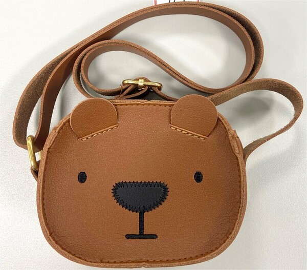 중국 국외직구 플랫폼 ‘테무’에서 판매하는 곰 모양 가죽 가방에서 기준치를 초과하는 프탈레이트계 가소제가 검출됐다. ⓒ관세청 제공