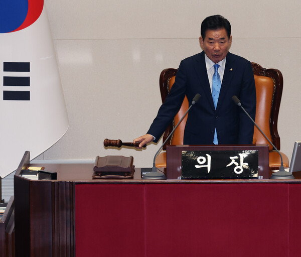 김진표 국회의장이 2일 서울 여의도 국회에서 열린 제414회국회(임시회) 제1차 본회의에서 의사봉을 두드리고 있다. 2024.5.2. ⓒ뉴스1