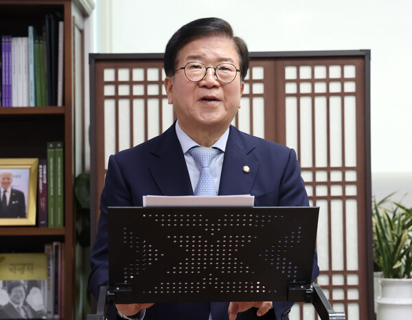 21대 전반기 국회의장을 지낸 6선 박병석 더불어민주당 의원이 6일 서울 여의도 국회 의원회관에서 22대 총선 불출마 선언 기자회견을 하고 있다. 2023.11.6. ⓒ뉴스1