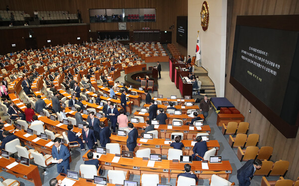 국민의힘 의원들이 2일 서울 여의도 국회에서 열린 제414회국회(임시회) 제1차 본회의에서 '채상병특검법'(순직 해병수사 방해 및 사건 은폐 등의 진상규명을 위한 특별검사의 임명 등에 관한 법률안)이 추가상정 되자 본회의장을 나가고 있다. 2024.5.2. ⓒ뉴스1