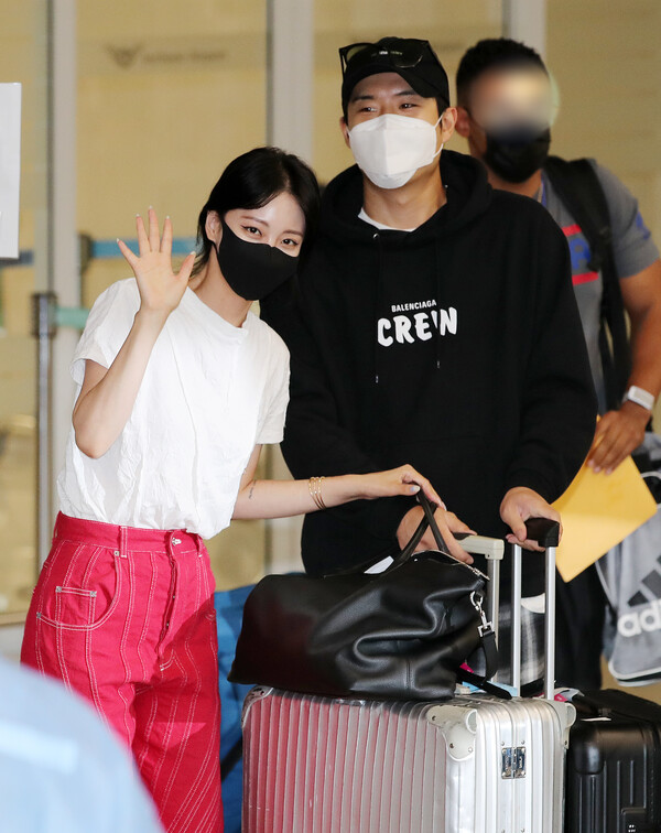 배우 한예슬이 9일 오후 개인 일정을 소화 후 남자친구 A씨와 함께 인천국제공항 제2터미널을통해 귀국하고 있다. 2021.8.9. ⓒ뉴스1