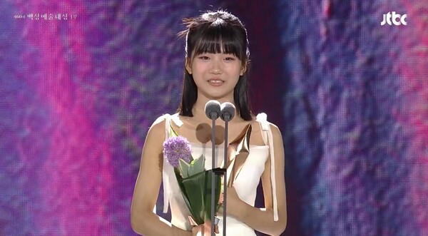 제60회 백상예술대상 TV부문 신인 연기상을 수상한 배우 유나.&nbsp;ⓒ제60회 백상예술대상 캡처&nbsp;