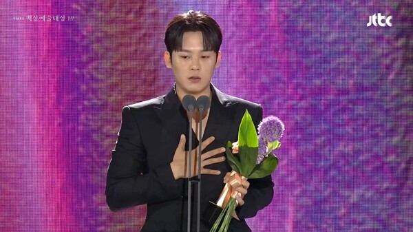 제60회 백상예술대상 TV부문 신인 연기상을 수상한 배우 이정하.&nbsp;ⓒ제60회 백상예술대상 캡처&nbsp;