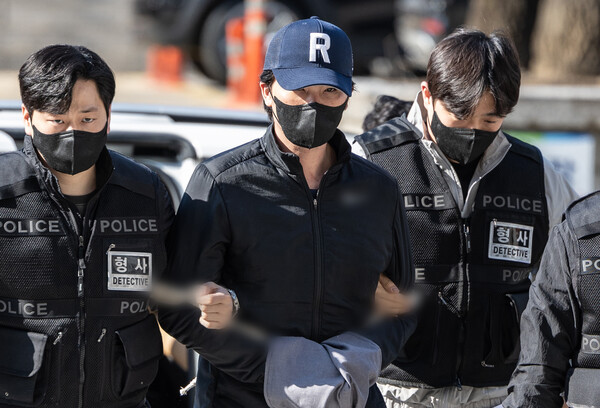 마약 투약 혐의로 체포된 전직 프로야구 선수 오재원 씨가 3월 21일 오후 서울 서초구 서울중앙지방법원에서 열린 구속 전 피의자 심문(영장실질심사)에 출석하고 있다. ⓒ뉴스1