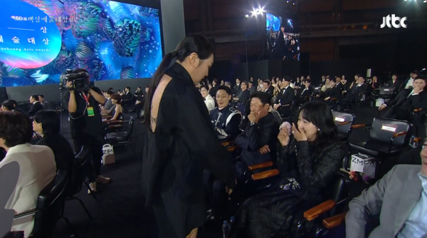 김고은 앞으로 다가갔다. ⓒ제60회 백상예술대상