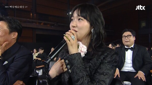 이수지에게 밥 한번 꼭 먹자고 화답한 김고은. ⓒ제60회 백상예술대상