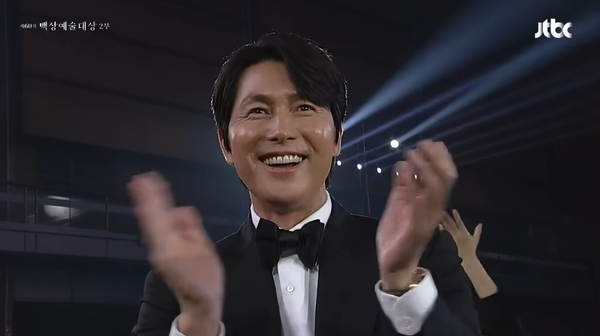 아내에게 사랑한다고..! 수상 소감 중 눈물 참는 황정민 본 정우성 반응은 찐친 바이브의 정석이라 저항없이 빵터졌다