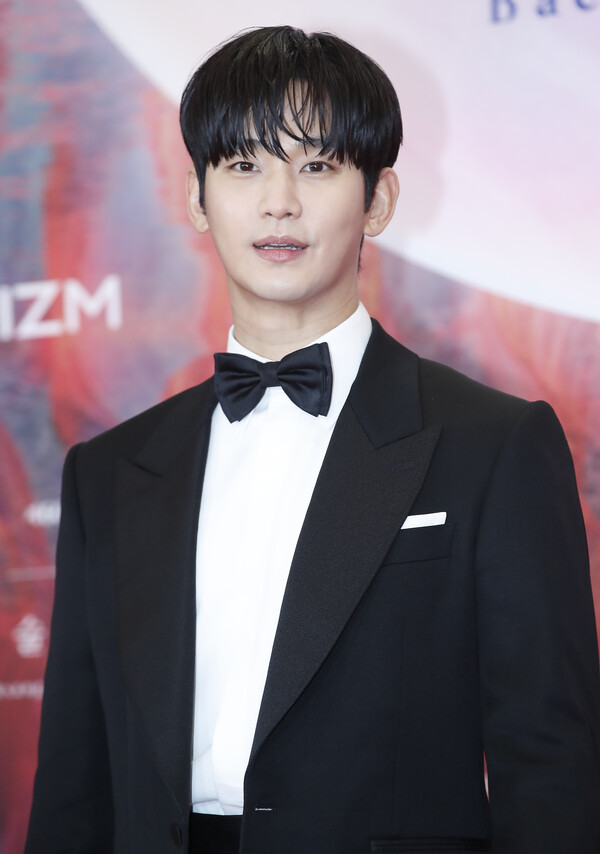 배우 김수현이 7일 오후 서울 강남구 코엑스에서 열린 '60회 백상예술대상' 레드카펫 행사에서 포즈를 취하고 있다. 2024.5.7. ⓒ뉴스1