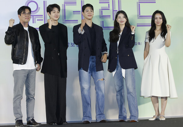 김태용 감독(왼쪽부터)과 배우 최우식, 박보검, 수지, 탕웨이가 9일 서울 용산구 CGV용산아이파크몰에서 열린 영화 '원더랜드‘(감독 김태용) 제작보고회에서 포즈를 취하고 있다. 2024.5.9. ⓒ뉴스1