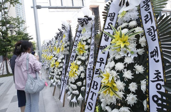 3일 오전 서울 용산구 하이브 사옥 앞에 방탄소년단(BTS) 지지모임이 보낸 근조화환이 세워져 있다. ⓒ뉴스1