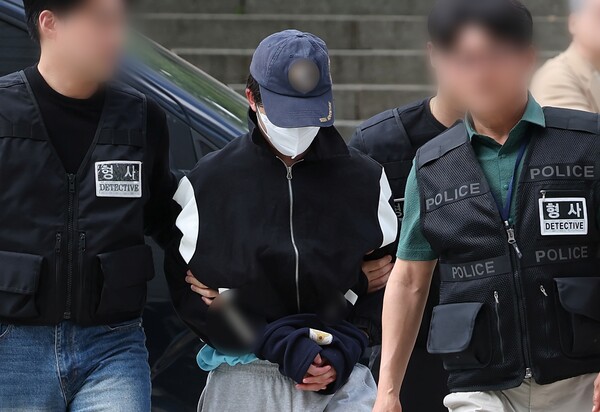 서울 강남역 인근 건물 옥상에서 자신의 여자친구를 살해한 혐의를 받는 20대 남성 A 씨가 8일 오후 서울 서초구 서울중앙지법에서 열린 구속 전 피의자 심문(영장실질심사)에 출석하고 있다. (2024.5.8) ⓒ뉴스1