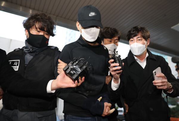 헤어진 여자친구를 찾아가 살해한 혐의를 받고 있는 '데이트폭력 살인사건 용의자' A씨가 도주 하루만인 20일 대구에서 검거돼 서울 중구 서울중부경찰서로 이송되고 있다. A씨는 전날 오전 11시30분쯤 중구의 한 오피스텔에서 전 여자친구인 30대 여성 B씨를 흉기로 찔러 살해한 혐의를 받는다. 경찰에 따르면 이날 낮 12시40분 대구 소재의 한 숙박업소에서 용의자 A씨(35)를 검거했다. 한편 B씨는 경찰이 관리하는 '데이트 폭력 신변 보호' 대상자였다. (2021.11.20/) ⓒ뉴스1