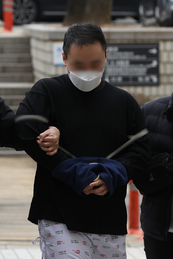 데이트 폭력을 신고한 전 여자친구를 차로 납치한 20대 남성 A씨와 범행을 도운 친구 B씨가 13일 오후 서울 서초구 서울중앙지방법원에서 열린 구속 전 피의자심문(영장실질심사)에 출석하고 있다. A씨는 B씨와 함께 전날 오전 1시50분 전 연인 C씨를 강남구 역삼동에서 납치해 40분가량 관악구로 승용차를 몰며 감금한 혐의로 체포됐다. 연인 C씨는 앞서 10일 A씨를 데이트폭력으로 신고해 신변 보호용 스마트워치를 받았지만 A씨는 납치 직전 피해자가 착용하고 있던 스마트워치를 가위로 잘랐다. (2023.2.13) ⓒ뉴스1