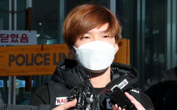 21일 오전 충남 천안 동남경찰서에서 이별을 통보한 여성을 살해한 혐의를 받고 있는 조현진이 검찰로 송치되고 있다. 조현진은 지난 12일 충남 천안에서 이별을 통보한 여성에게 흉기를 휘둘러 숨지게 한 혐의를 받고 있으며, 충남경찰청은 신상공개심의위원회를 열어 조현진의 신상 공개를 결정했다. (2022.1.21) ⓒ뉴스1