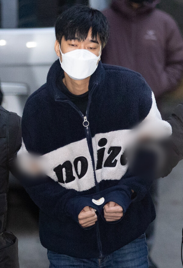 스토킹으로 신변보호를 받던 전 여자친구를 살해한 피의자 김병찬이 29일 오전 검찰 송치를 위해 서울 중구 남대문경찰서를 나서고 있다. (2021.11.29) ⓒ뉴스1