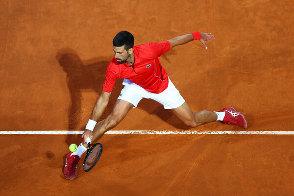 테니스 남자단식 세계랭킹 1위 노바크 조코비치가 11일 이탈리아 로마에서 열린 비엔엘(BNL) 이탈리아 인터내셔널 대회 사흘째 단식 2회전(64강전)에서 프랑스의 코랑탱 무테(83위)를 2-0(6-3, 6-1)으로 꺾었다. ⓒGettyImages Korea