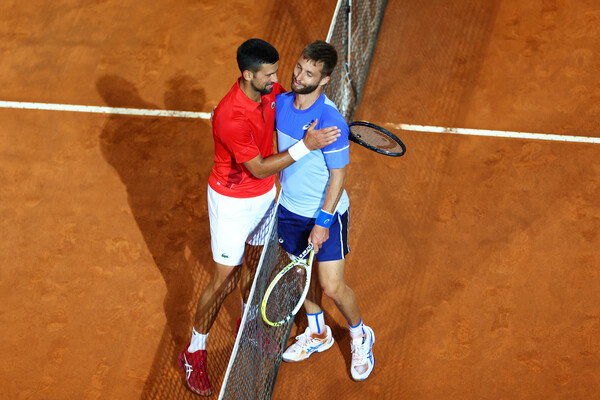 경기 종료 뒤 노바크 조코비치와 코랑탱 무테가 인사를 나누고 있다. ⓒGettyImages Korea