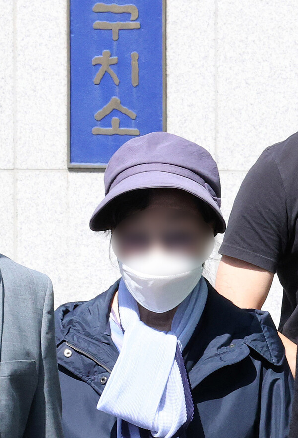 통장잔고증명서 위조 등의 혐의를 받고 있는 윤석열 대통령의 장모 최은순 씨가 14일 서울 송파구 서울동부구치소에서 가석방되고 있다. 현직 대통령 재임 기간 실형을 선고받은 친인척이 가석방되는 사례는 이번이 처음이다. (공동 취재) (2024.5.14) ⓒ뉴스1