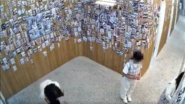 CCTV 향해 90도 인사하는 학생들.&nbsp;ⓒ네이버 카페 '아프니까 사장이다'