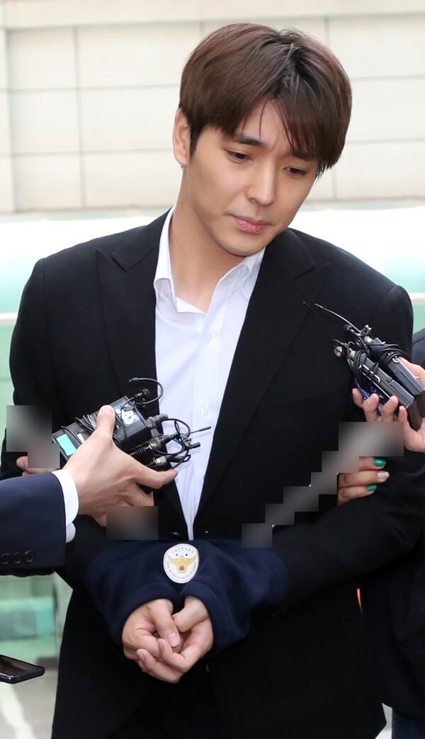 단체 카카오톡방 멤버들과 함께 여성을 집단 성폭행했다는 의혹을 받는 가수 최종훈이 16일 오전 서울 중구 남대문경찰서에서 검찰 송치를 위해 호송차로 이동하고 있다. (2019.5.16) ⓒ뉴스1