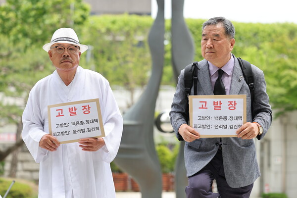 윤석열 대통령 부부를 청탁금지법 위반 등 혐의로 고발한 백은종 서울의소리 대표가 20일 오후 서울 서초구 대검찰청에서 김건희 여사 관련 의혹 추가 고발 기자회견을 마치고 고발장 제출을 위해 발걸음을 옮기고 있다. 2024.5.20ⓒ뉴스1