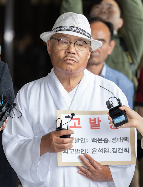 윤석열 대통령 부부를 청탁금지법 위반 등 혐의로 고발한 백은종 서울의소리 대표가 20일 오후 서울 서초구 서울중앙지방검찰청에서 열리는 고발인 조사에 출석하며 입장을 밝히고 있다. 2024.5.20ⓒ뉴스1