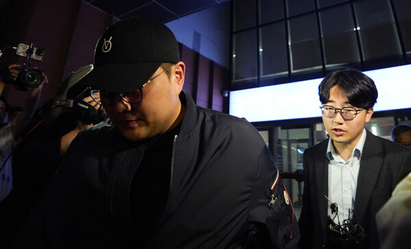뺑소니 혐의와 음주 운전 의혹을 받는 트로트 가수 김호중이 21일 오후 서울 강남경찰서에서 조사를 마치고 나오고 있다.&nbsp;ⓒ뉴스1