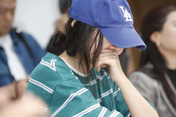 그룹 뉴진스의 소속사 어도어 민희진 대표가 25일 서울 서초구 한국컨퍼런스센터에서 하이브 경영권 탈취 시도와 관련한 배임 의혹에 긴급기자회견을 열었다. 민 대표가 많은 플래시 세례에 고개를 숙이고 있다. 2024.4.25/뉴스1