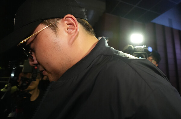 뺑소니 혐의와 음주 운전 의혹을 받는 트로트 가수 김호중이 21일 오후 서울 강남경찰서에서 조사를 마치고 나오고 있다. (공동취재) 2024.5.21ⓒ뉴스1