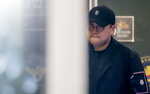 뺑소니 혐의와 음주 운전 의혹을 받는 트로트 가수 김호중이 21일 오후 서울 강남경찰서에서 조사를 마치고 나오고 있다. (공동취재) 2024.5.21ⓒ뉴스1