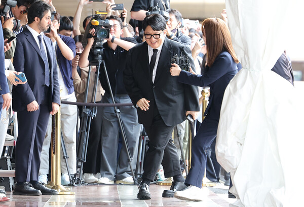 방시혁 하이브 의장이 28일 오후 무함마드 빈 자예드 알 나흐얀 아랍에미리트(UAE) 대통령과의 티타임을 위해 서울 시내 한 호텔에 들어서고 있다. (공동취재) 2024.5.28. ⓒ뉴스1