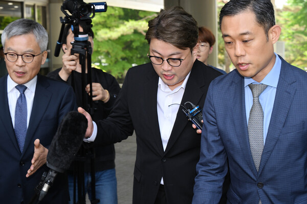 음주 뺑소니 혐의를 받는 가수 김호중이 24일 오전 서울 서초구 서울중앙지방법원에서 영장실질심사(구속 전 피의자심문)에 출석하고 있다.&nbsp;ⓒ뉴스1&nbsp;