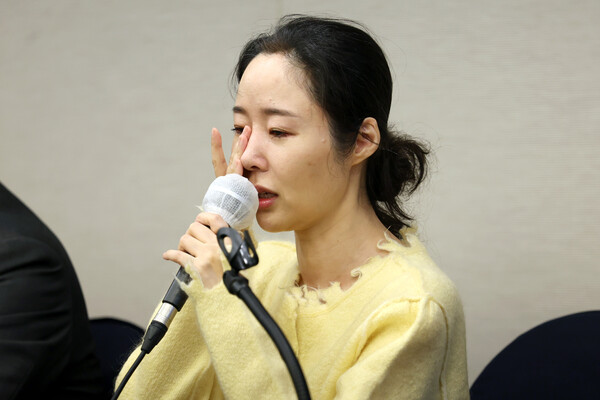 민희진 어도어 대표가 31일 서울 중구 프레스센터에서 어도어 임시주주총회 관련 기자회견을 하며 눈물을 보이고 있다. (공동취재)2024.5.31ⓒ뉴스