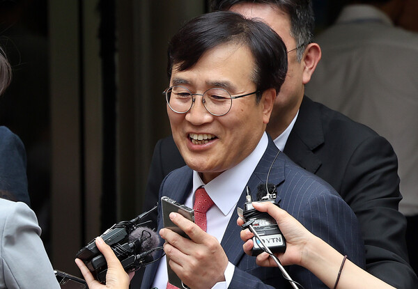 노소영 아트센터 나비 관장의 법률 대리인 김기정 변호사가 30일 오후 서울 서초구 고등법원 앞에서 최태원 SK그룹 회장과 노 관장의 이혼소송 관련 2심 선고 공판을 마친 뒤 입장을 밝히고 있다. 서울고법 가사2부(김시철 김옥곤 이동현 부장판사)는 이날 최 회장과 노 관장의 이혼 소송에서 “원고(최 회장)가 피고(노 관장)에게 위자료 20억원, 재산분할로 1조3천808억원을 지급하라”고 판결했다. 2024.5.30ⓒ뉴스1